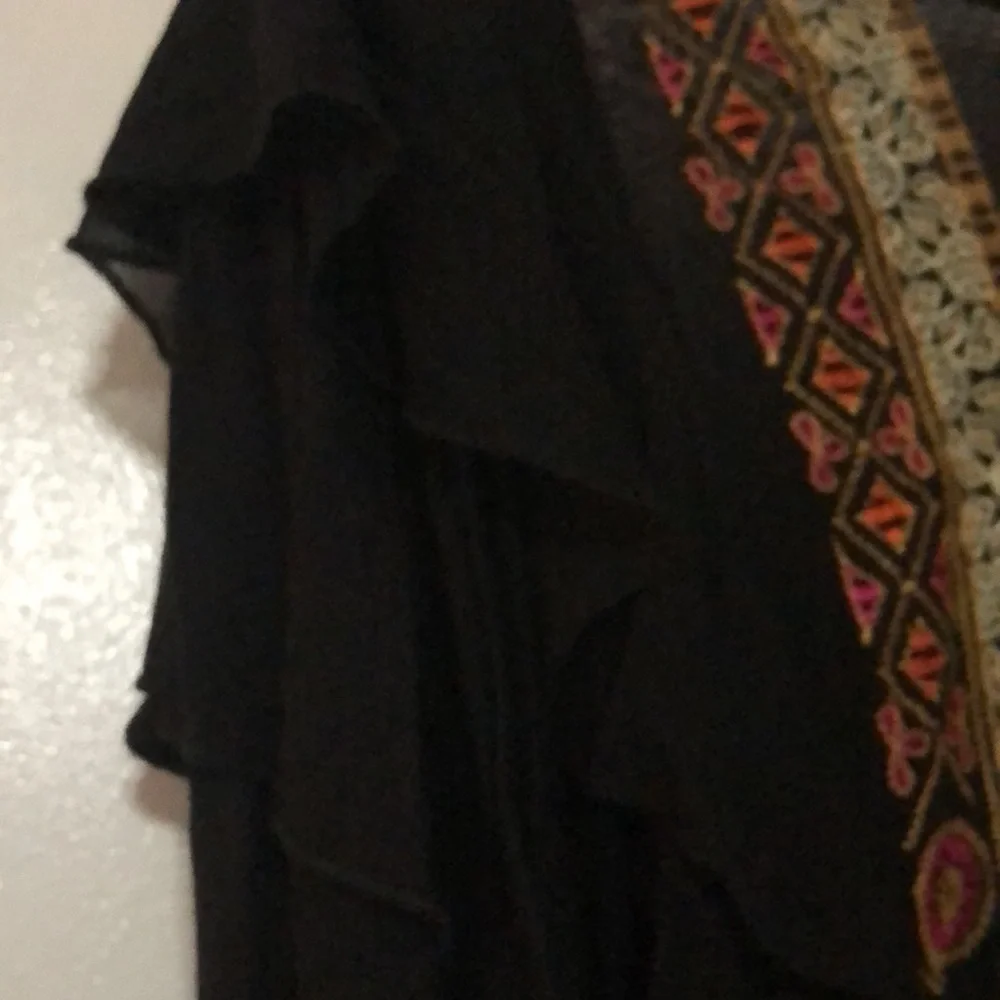- FREE PEOPLE Beautiful Embroidered Free People blouse. XS